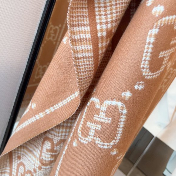 ๐โจAUTHENTICโจ๐Gucci scarf - Picture 4 of 4